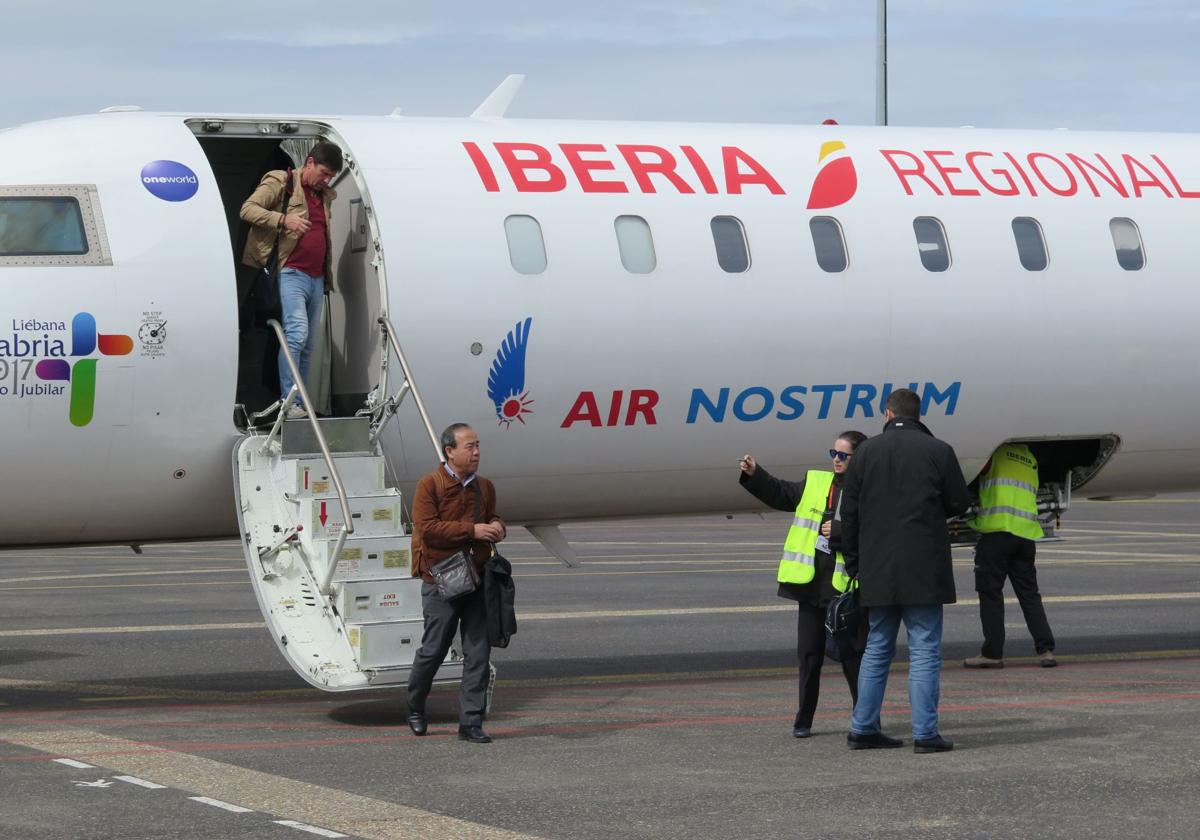 Pasajeros bajan de un avión de Iberia Regional Air Nostrum.