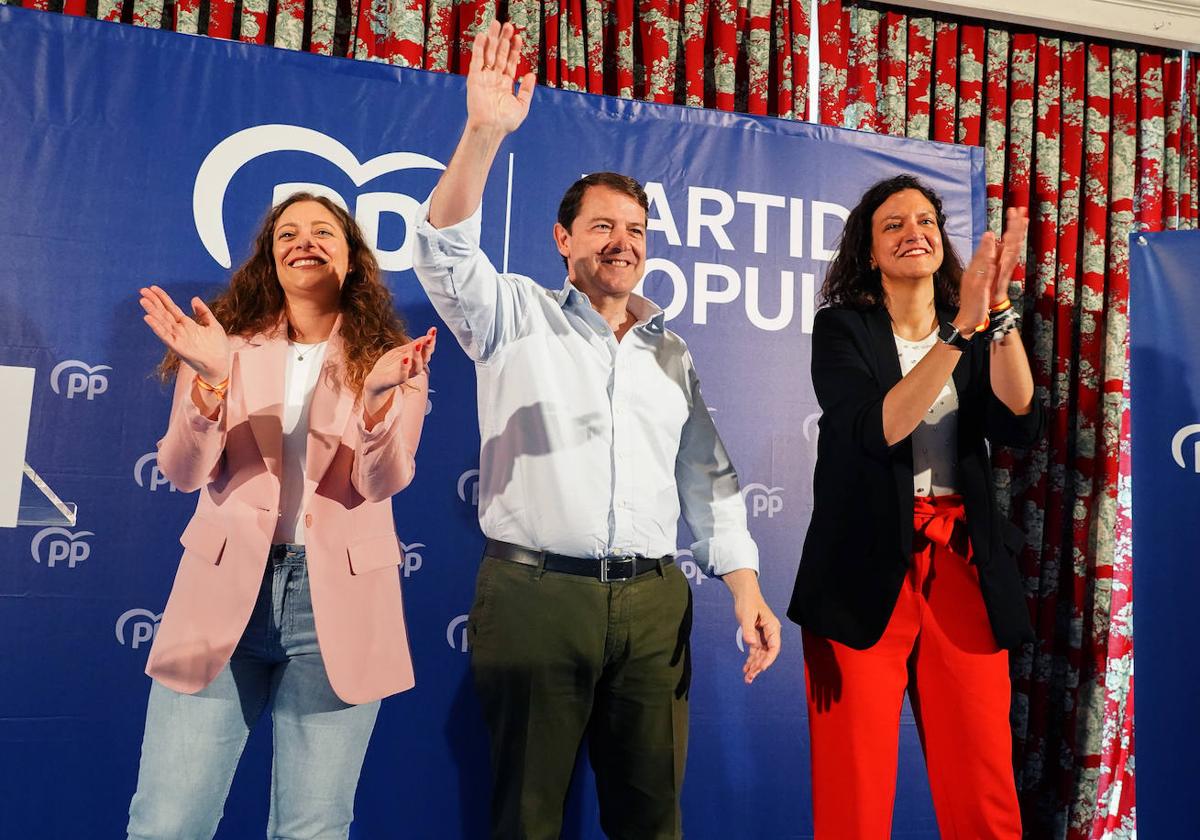 El presidente del Partido Popular de Castilla y León, Alfonso Fernández Mañueco, clausura un encuentro con alcaldes, portavoces y afiliados en León, junto a la presidenta provincial, Ester Muñoz y la candidata a las elecciones europeas Lidia Coca