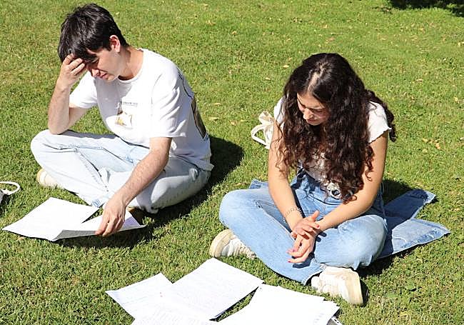 Repaso de última hora en el campus.
