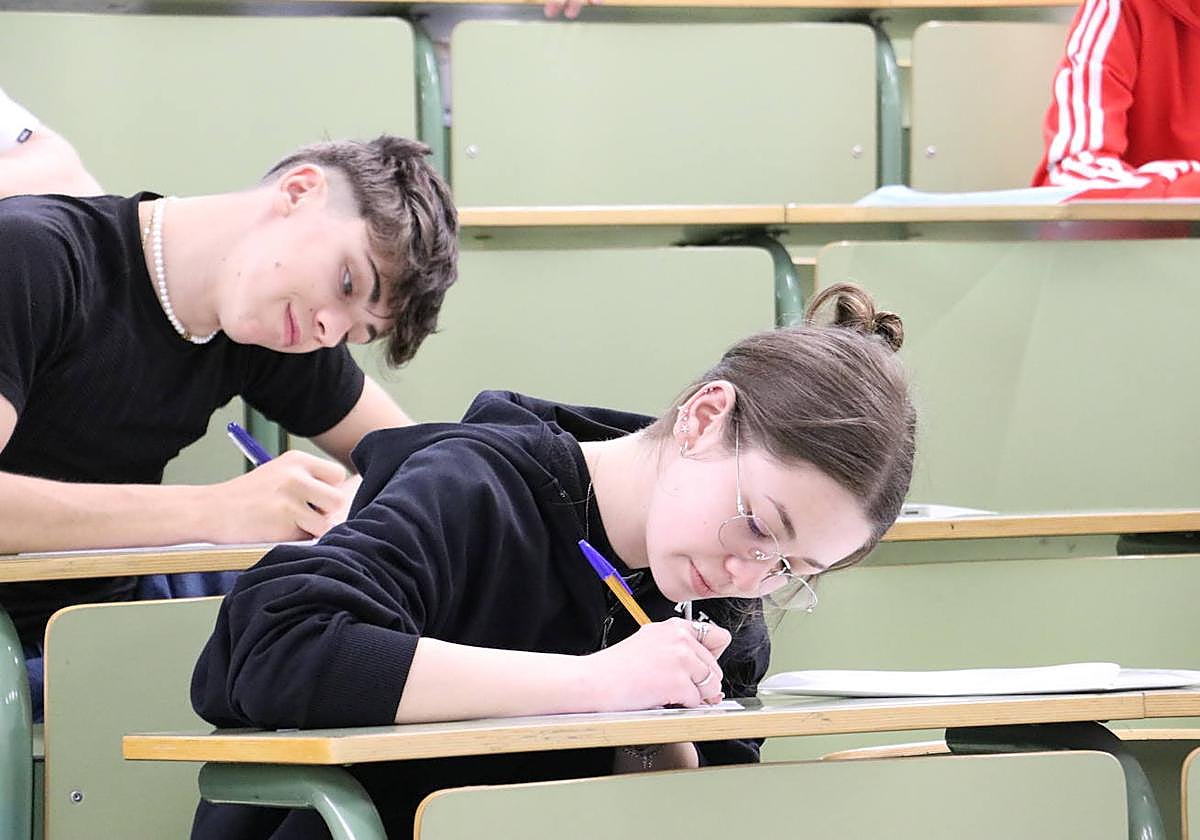 Los futuros universitarios de León durante los exámenes de la EBAU.