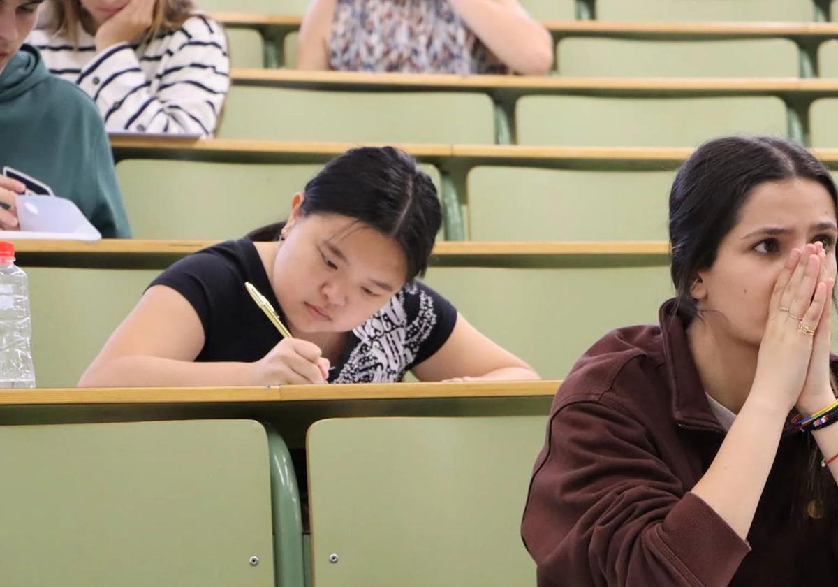 Alumnas en el examen de la EBAU el pasado curso.