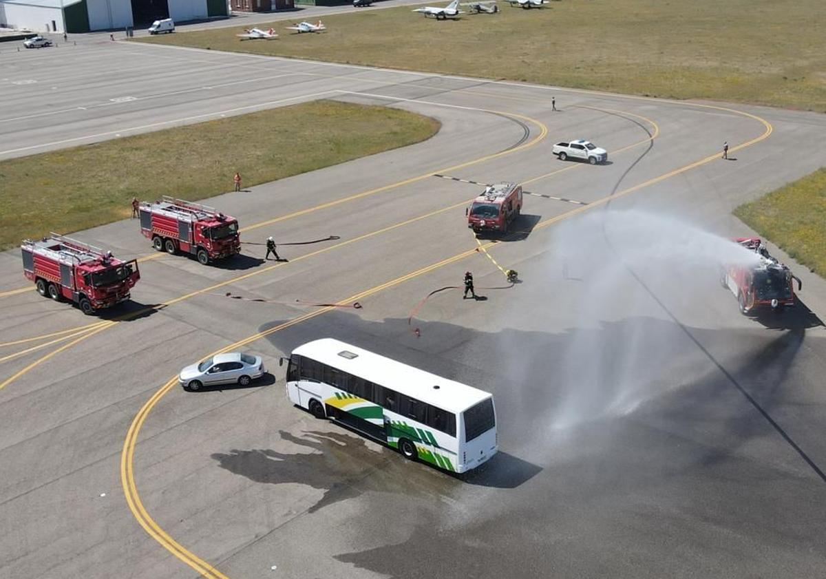 Imagen principal - Simulacro de un accidente en el Aeropuerto de León