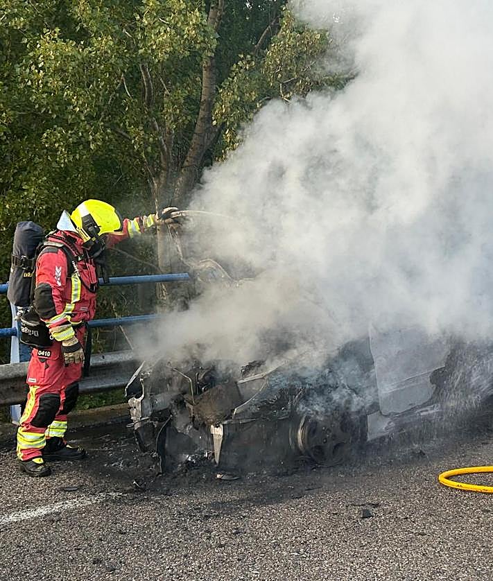 Imagen secundaria 2 - Arde un coche en la ronda sur de León