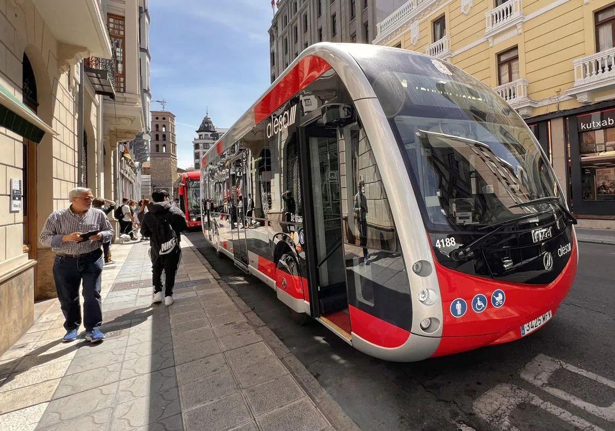 Un autobús en una parada de León capital.