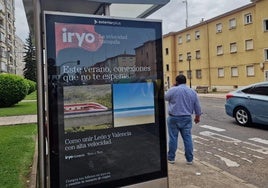 Publicidad de la operadora Iryo en León.