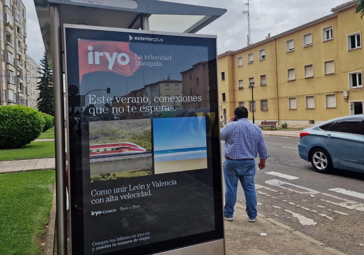 Publicidad de la operadora Iryo en León.