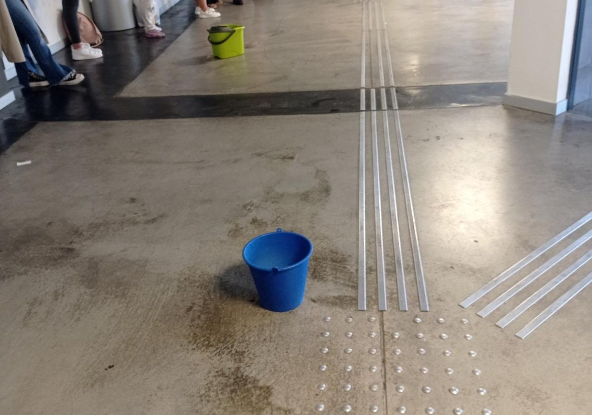 Las goteras regresaron con la tormenta a la estación de buses de León.