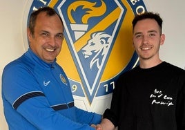 El presidente del Olímpico, José Pedro Luengo, junto al entrenador, Vitolo.