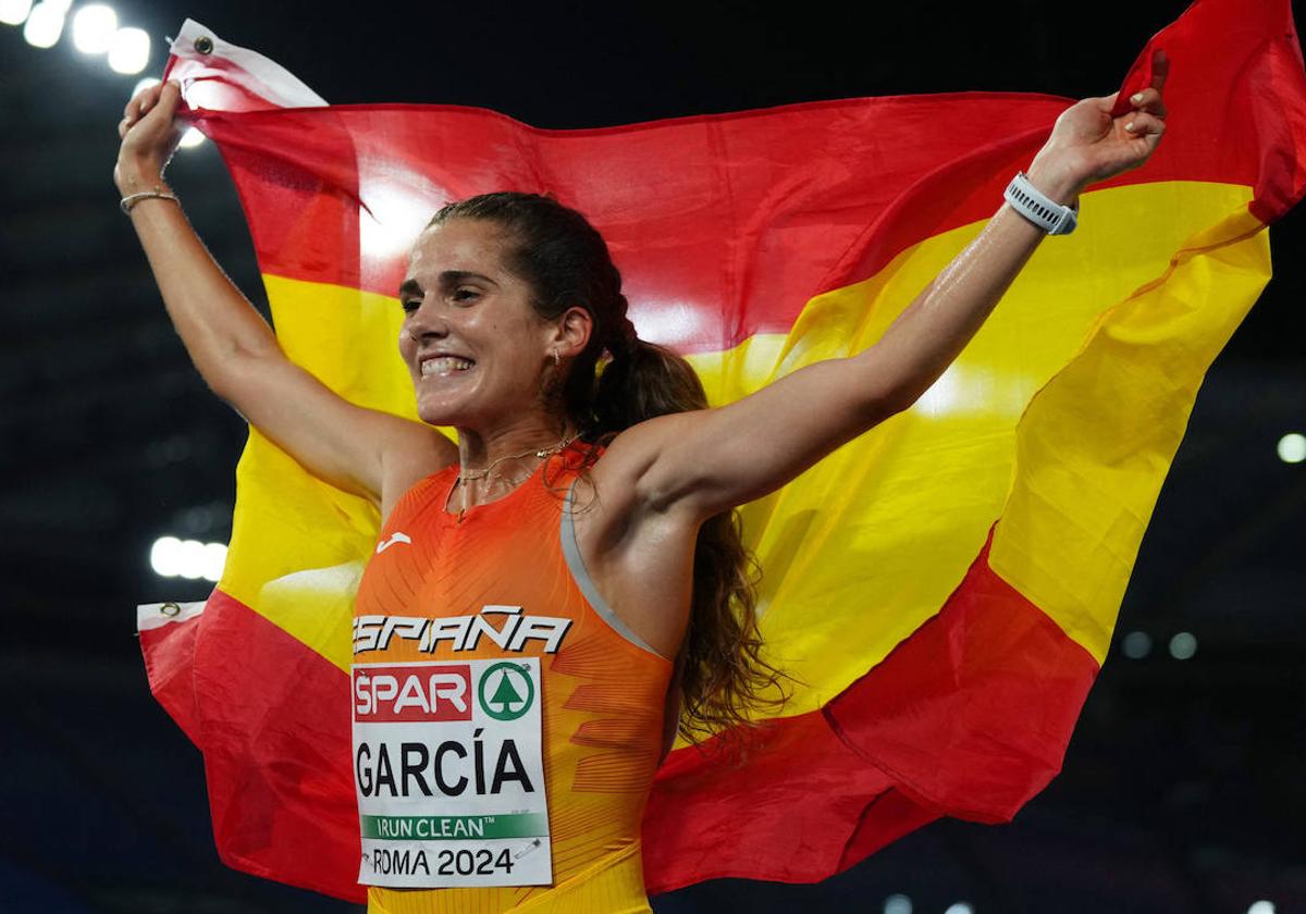 Marta García posa con la bandera española tras el bronce europeo.