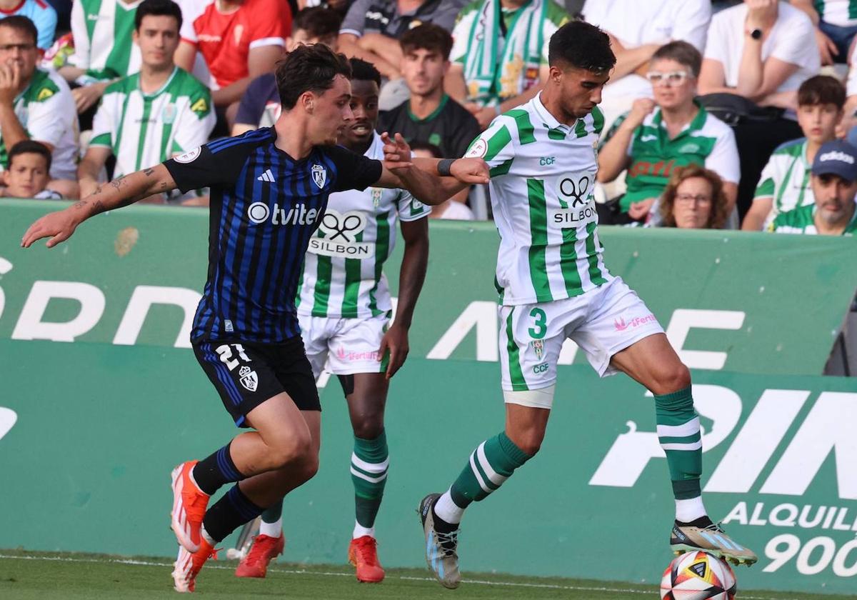 Yeray pugna por un balón.