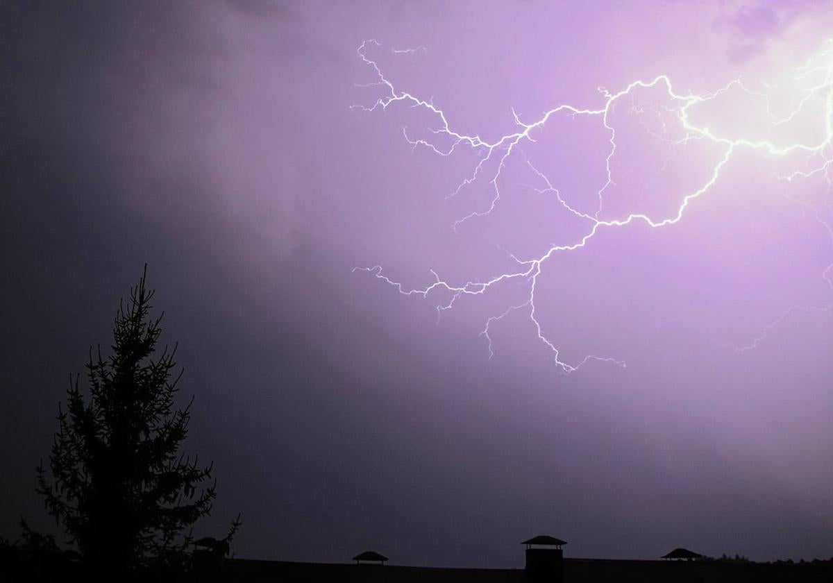 Imagen de una tormenta en Carbajal de la Legua.