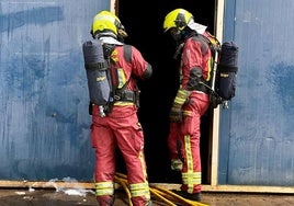 Intervenció nde Bomberos de León en la nave.