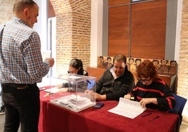 Imagen de una persona ejerciendo el derecho al voto en una mesa electoral de León