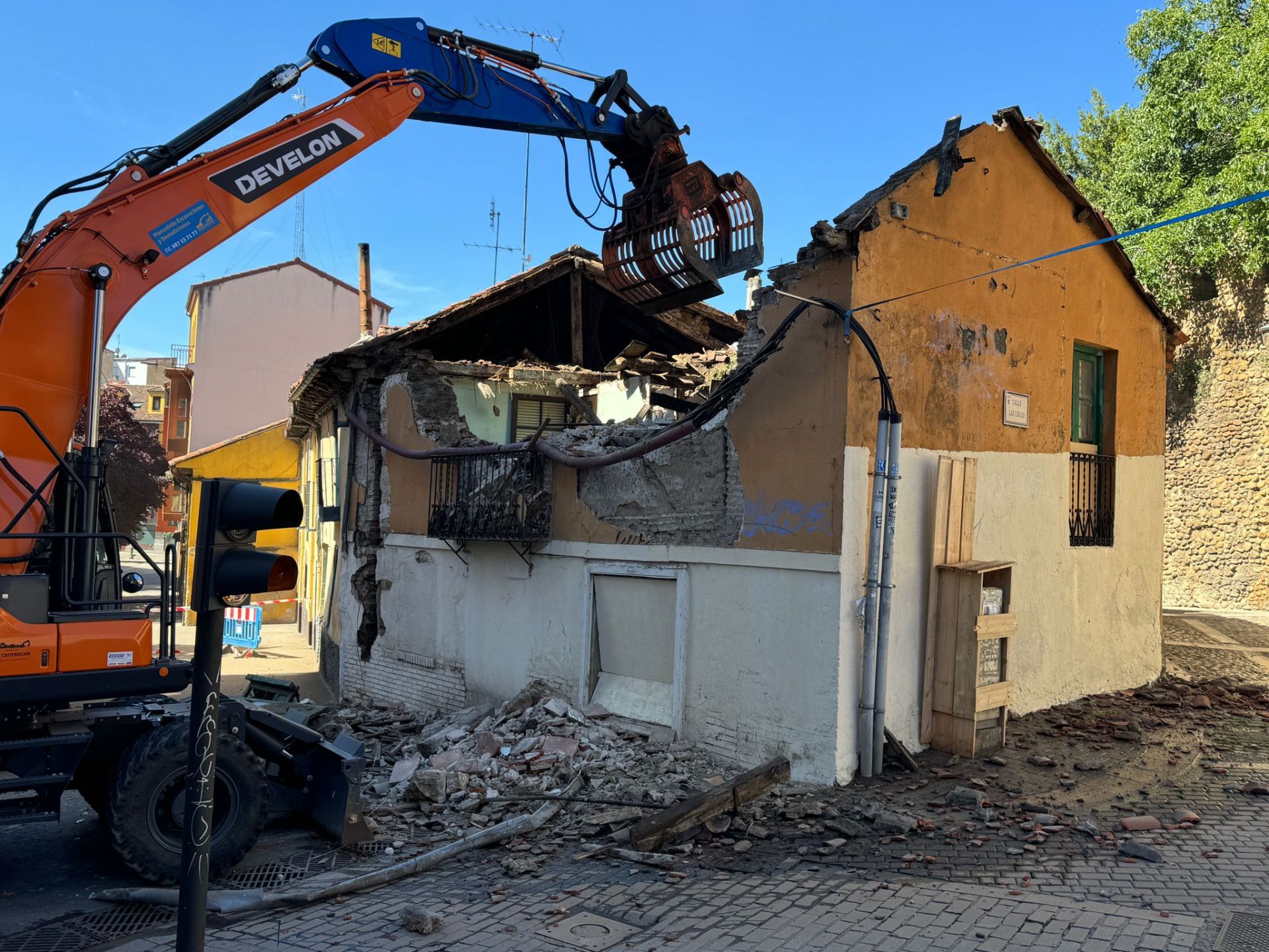 Imagen del derribo del edificio número 13 en la plaza del Caño de Santa Ana.