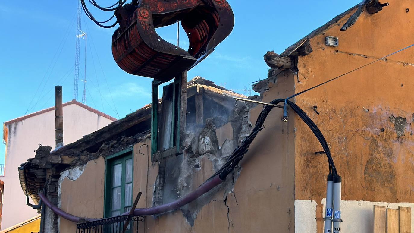 Imagen del derribo del edificio número 13 en la plaza del Caño de Santa Ana.