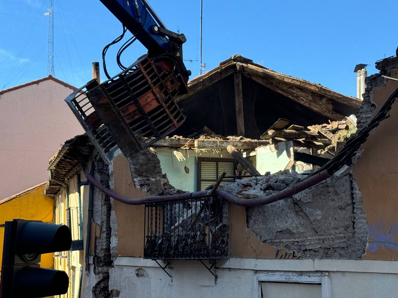 Imagen del derribo del edificio número 13 en la plaza del Caño de Santa Ana.