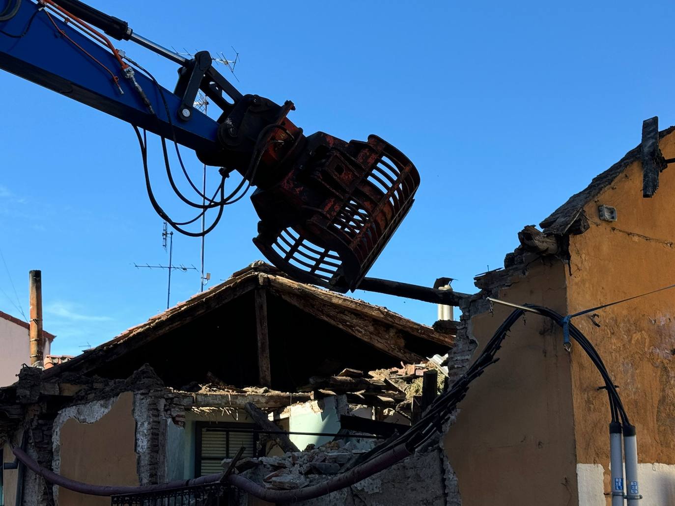 Imagen del derribo del edificio número 13 en la plaza del Caño de Santa Ana.