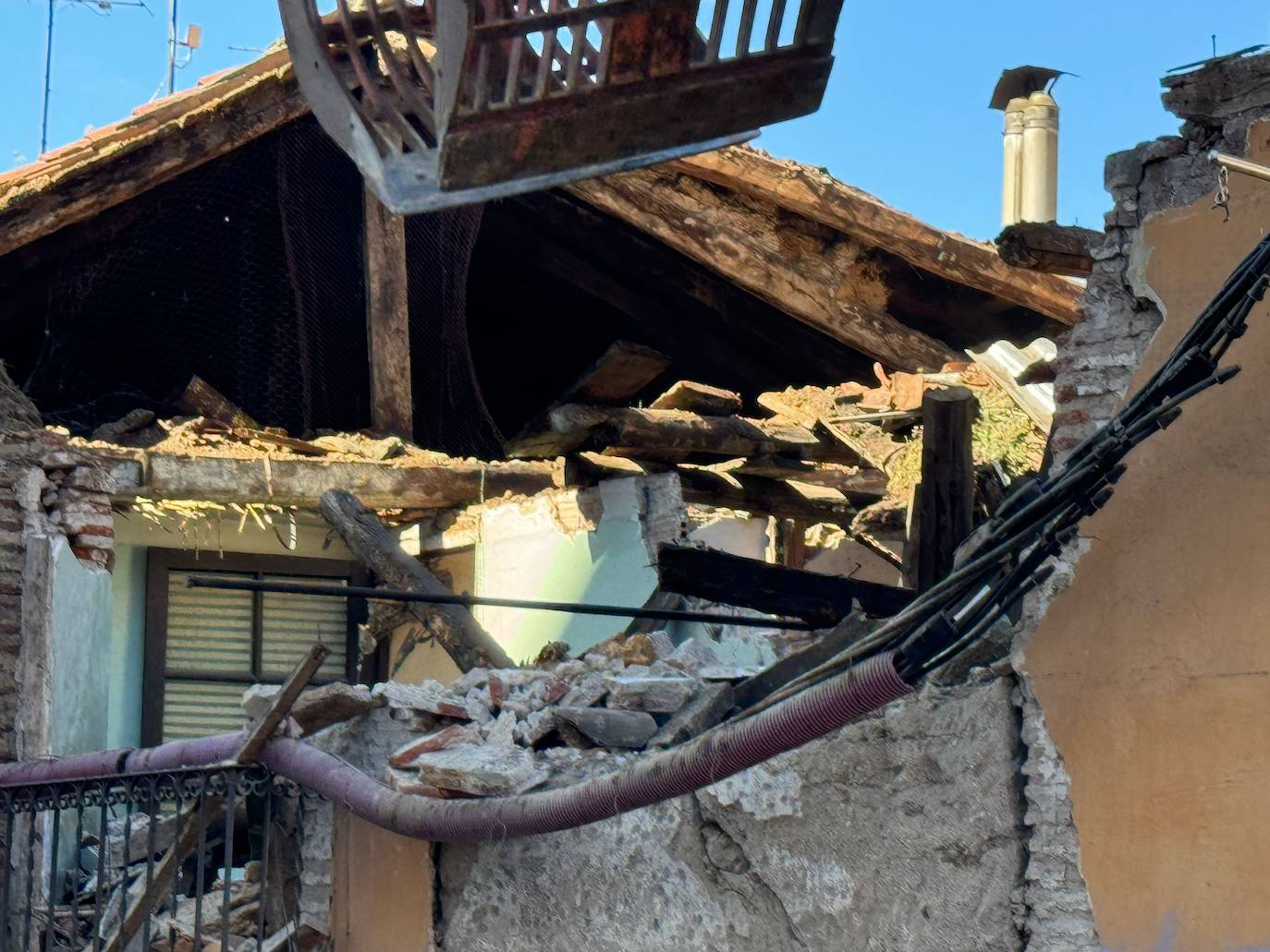 Imagen del derribo del edificio número 13 en la plaza del Caño de Santa Ana.