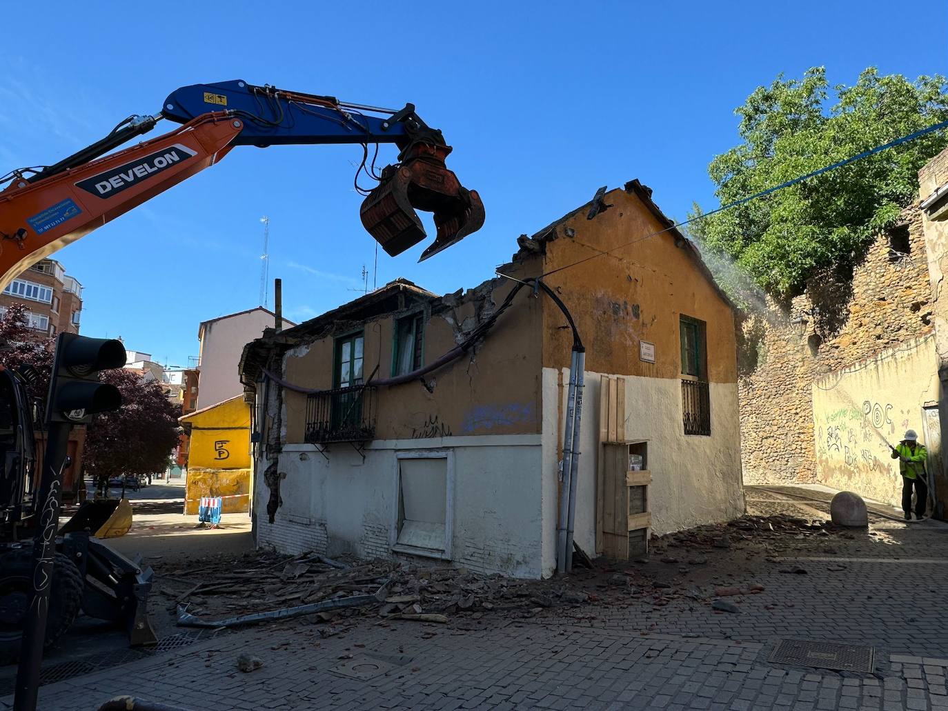 Imagen del derribo del edificio número 13 en la plaza del Caño de Santa Ana.