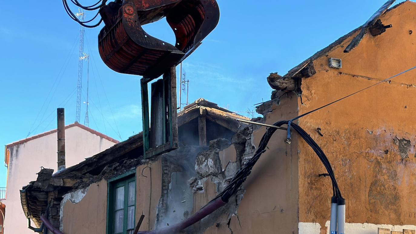 Imagen del derribo del edificio número 13 en la plaza del Caño de Santa Ana.