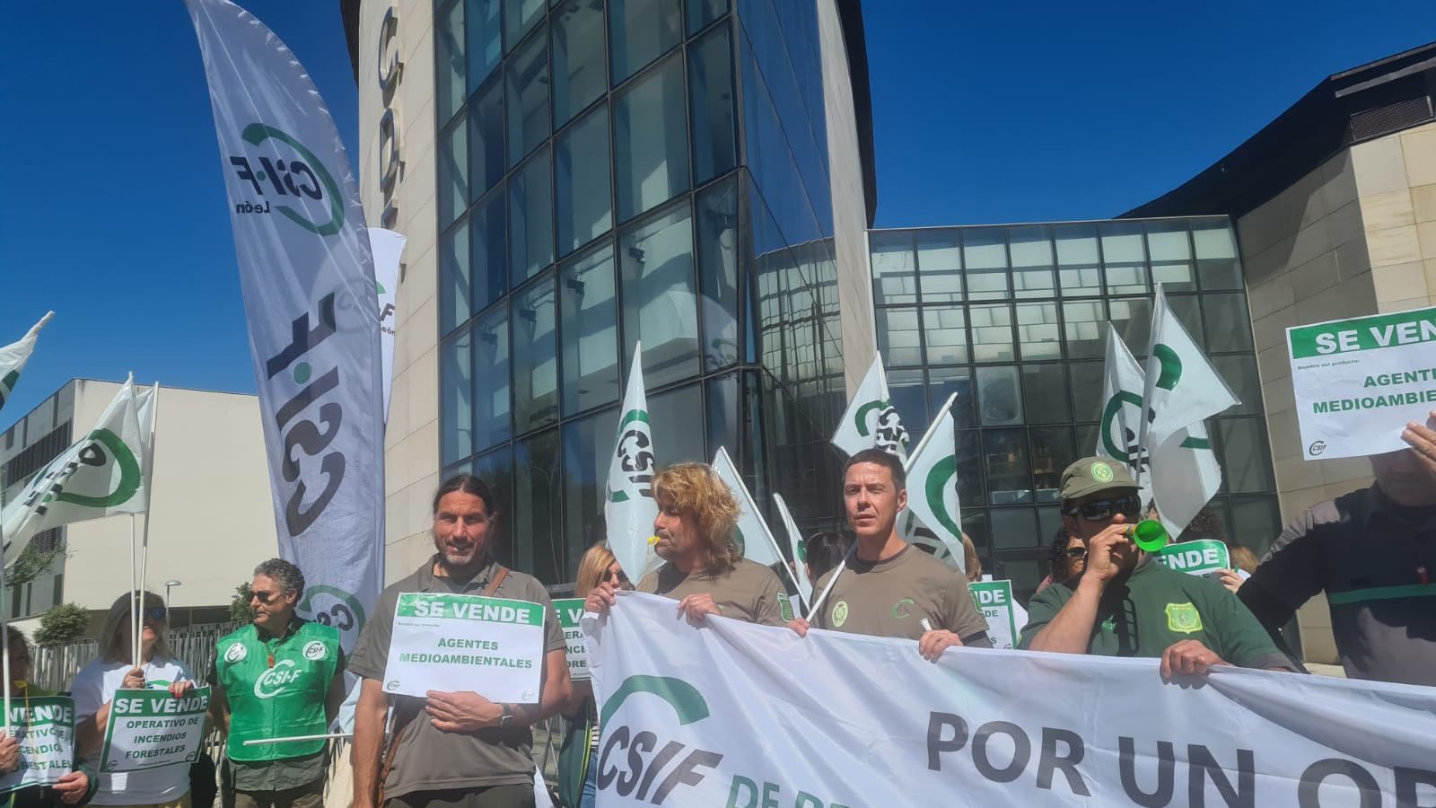 Protesta ante el Centro del Fuego de León