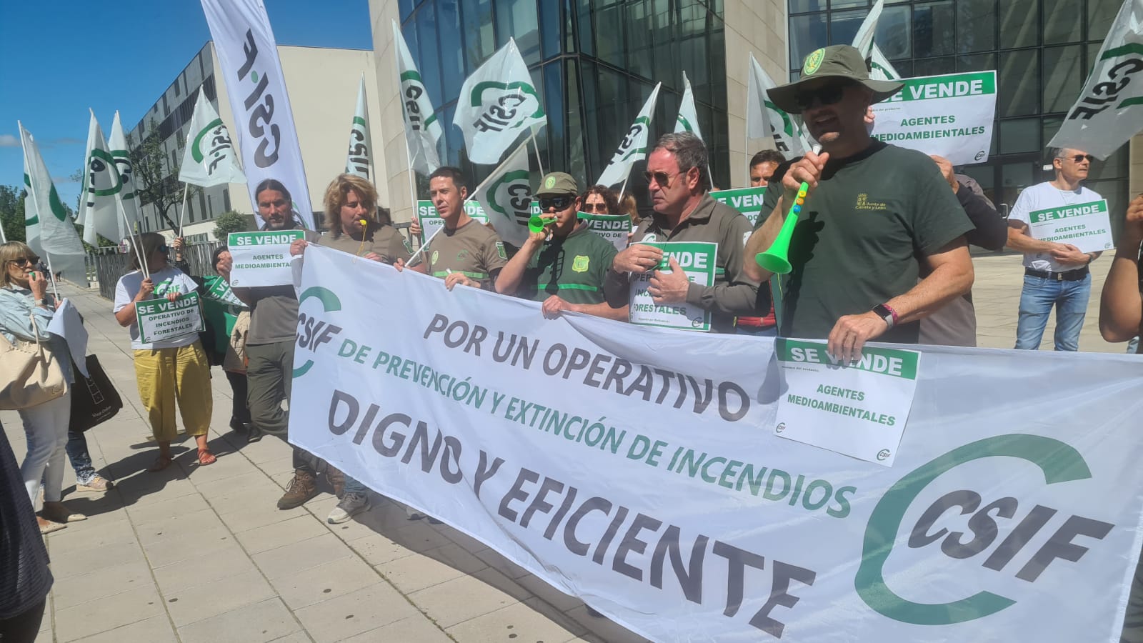 Protesta ante el Centro del Fuego de León