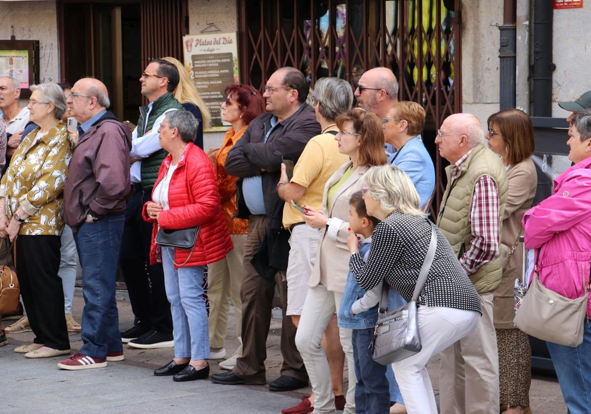 Leoneses el fin de semana viendo la procesión del Corpus Chico.