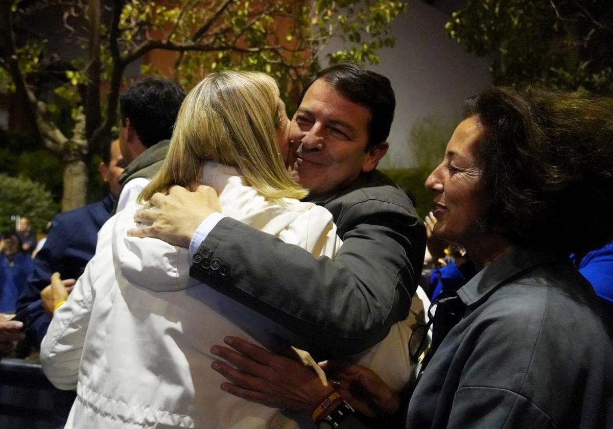 Alfonso Fernández Mañueco abraza a la directora de campaña autonómica, Isabel Blanco.