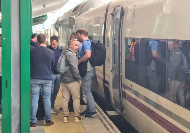 Pasajeros esperan en el exterior del tren tras colarse el polizón en su interior.