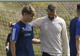 Juanfran conversa con Cerdá en un entrenamiento.