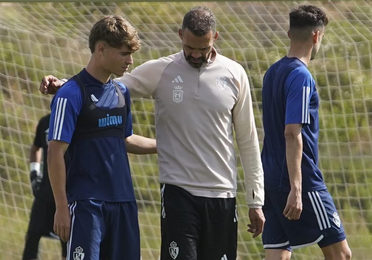 Juanfran conversa con Cerdá en un entrenamiento.