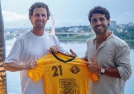 Galán posa junto al director del proyecto del Zota FC, Alexander García.