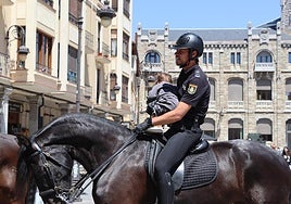 La caballería de la Policía Nacional toma la calle Ancha