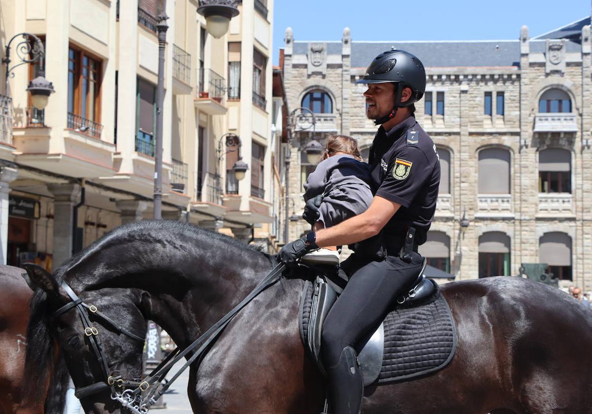 La caballería de la Policía Nacional toma la calle Ancha