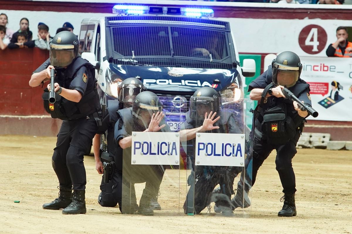 Exhibición de las diferentes unidades de la Policía Nacional en León