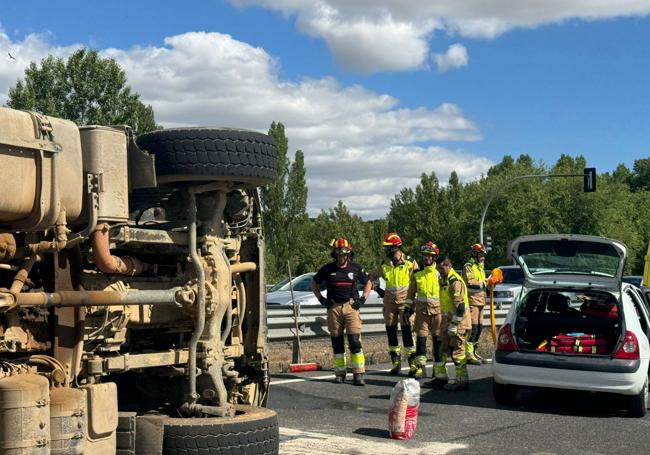 Vuelco de un camión de obra a la salida de la rotonda de La Granja con la LE-20.