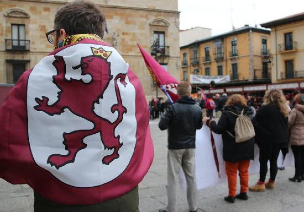 Protesta ante la Diputación de León para reclamar el debate de la moción.