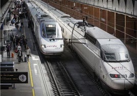 Dos trenes AVE en la estación de Sevilla.