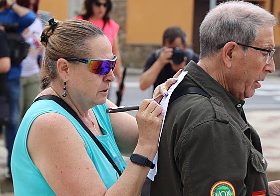 Concentración y recogida de firmas de los afectados por la llegada de migrantes al Chalé de Pozo.