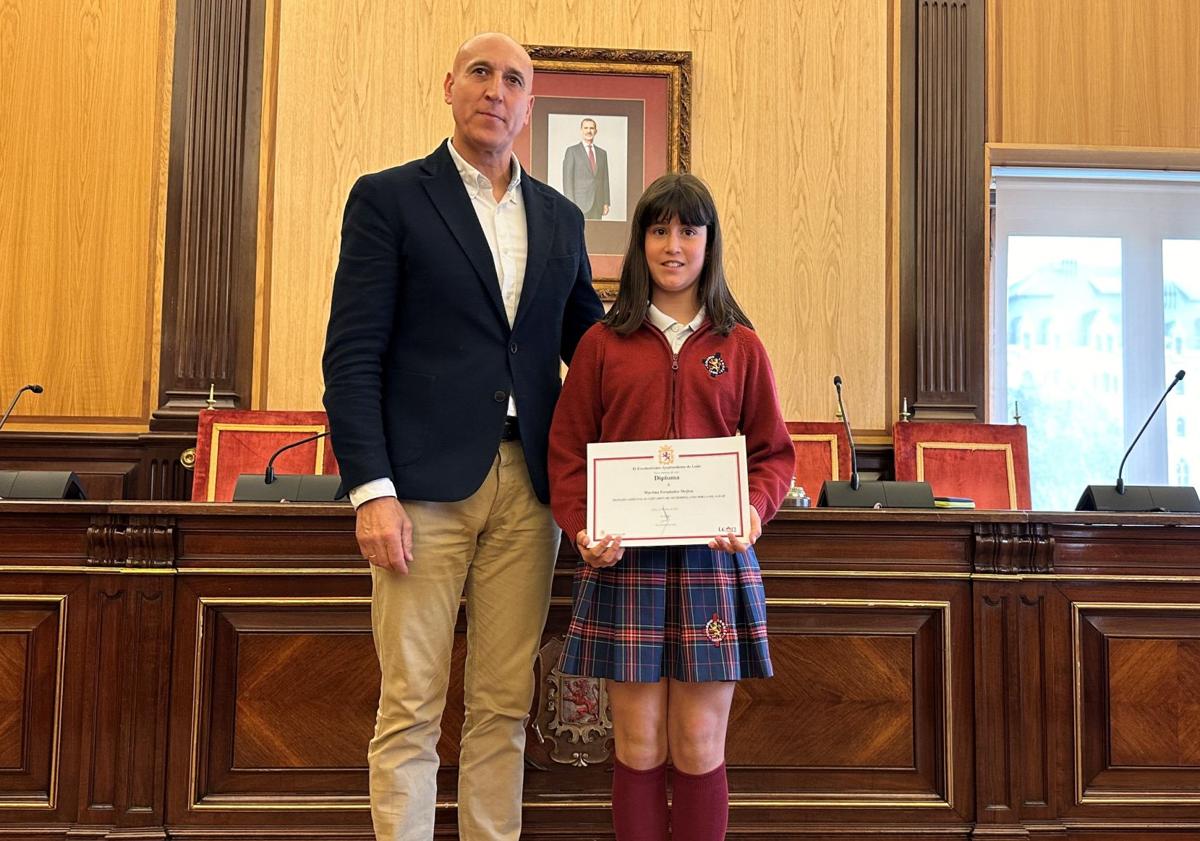 Imagen principal - El Ayuntamiento de León premia los mejores relatos por la igualdad