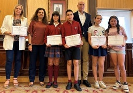 Imagen del alcalde de León, José Antonio Diez y la concejala de Igualdad, Mercedes Escudero, en la entrega de premios del Concursio Microrrelatos por la Igualdad.