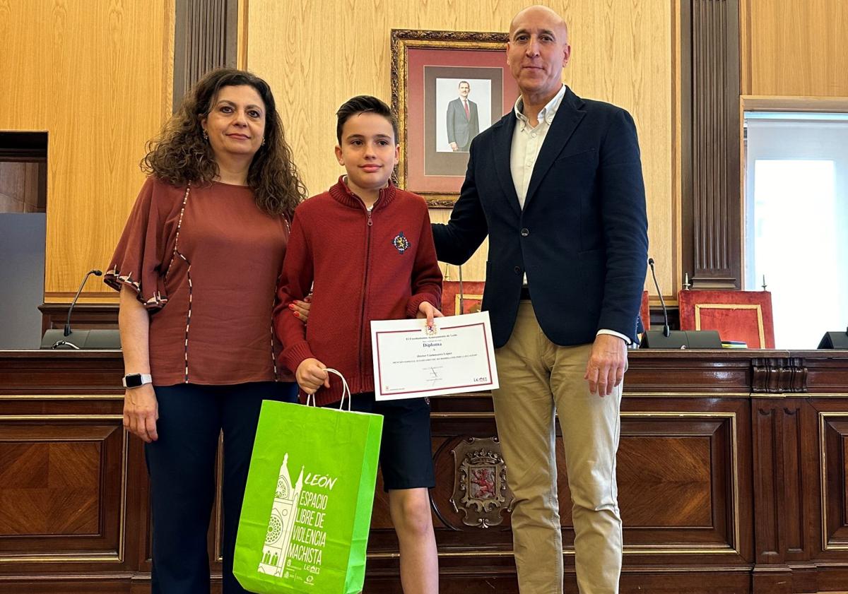 Imagen principal - El Ayuntamiento de León premia los mejores relatos por la igualdad