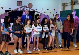 Imagen del reconocimiento de las alumnas premiadas.