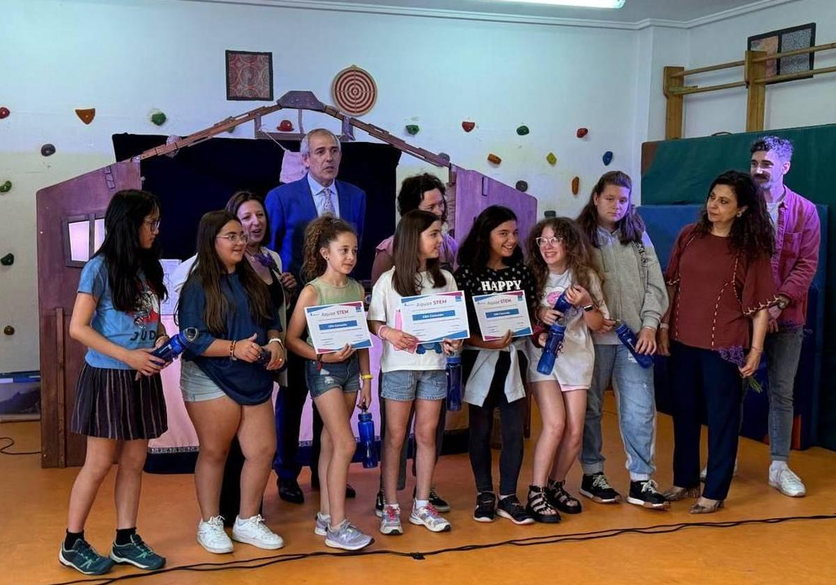 Imagen del reconocimiento de las alumnas premiadas.