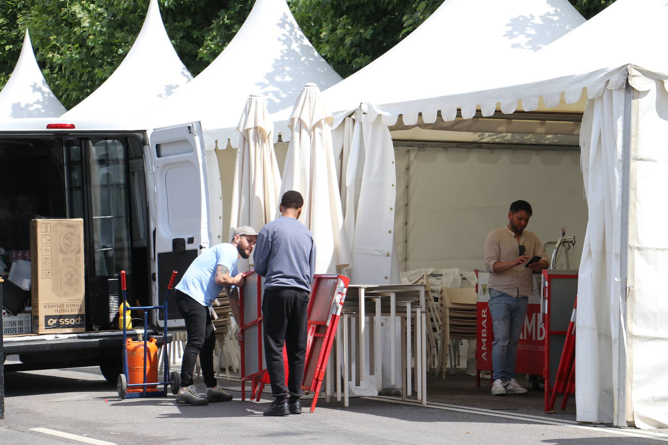 Instalación de las carpas de las Asociaciones de Vecinos de León