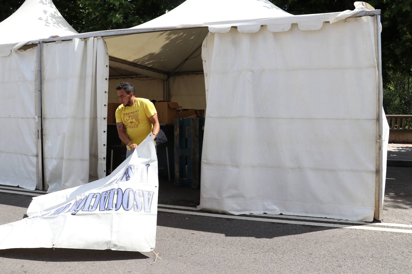 Instalación de las carpas de las Asociaciones de Vecinos de León