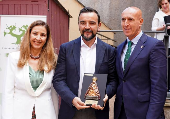 En la imagen, el alcalde de León, José Antonio Diez y la directora de la Fundación Cepa y del MEL, Nuria Alonso, hacen entrega de una placa conmemorativa a Rubén González García, leonés que migró a México en 2003