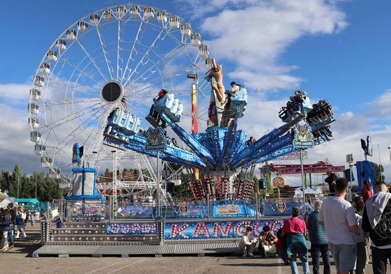 León llena las atracciones en el primer día de feria