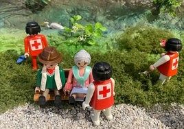 Imagen de las piezas de playmobil recreando trabajo de la Cruz Roja.