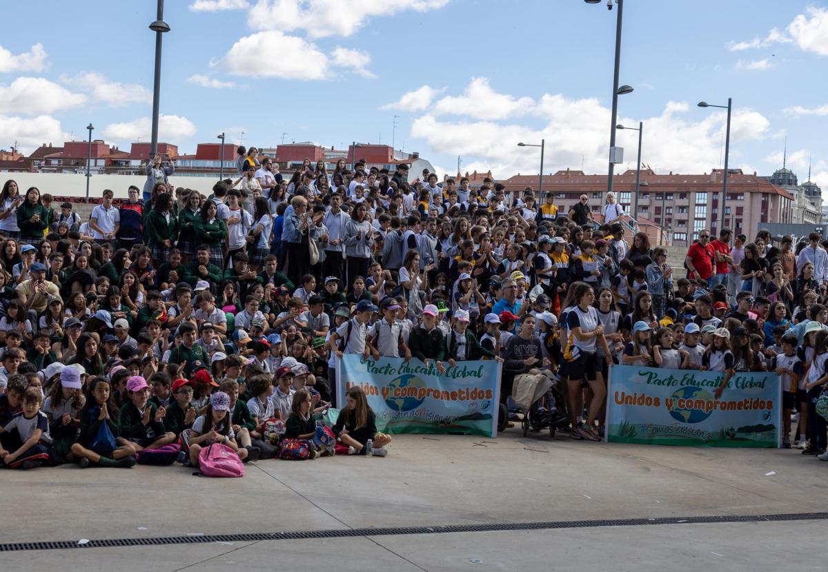 Imagen principal - La III Marcha Solidaria recauda 10.000 euros para las familias más necesitadas